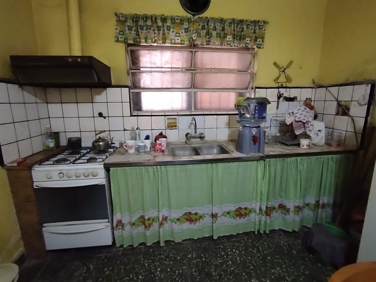 CASA CON DEPARTAMENTO SOBRE AV. PERON - APTA CREDITO
