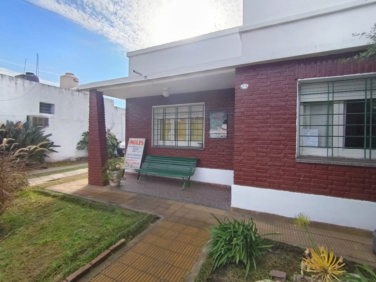 CASA CON DEPARTAMENTO SOBRE AV. PERON - APTA CREDITO