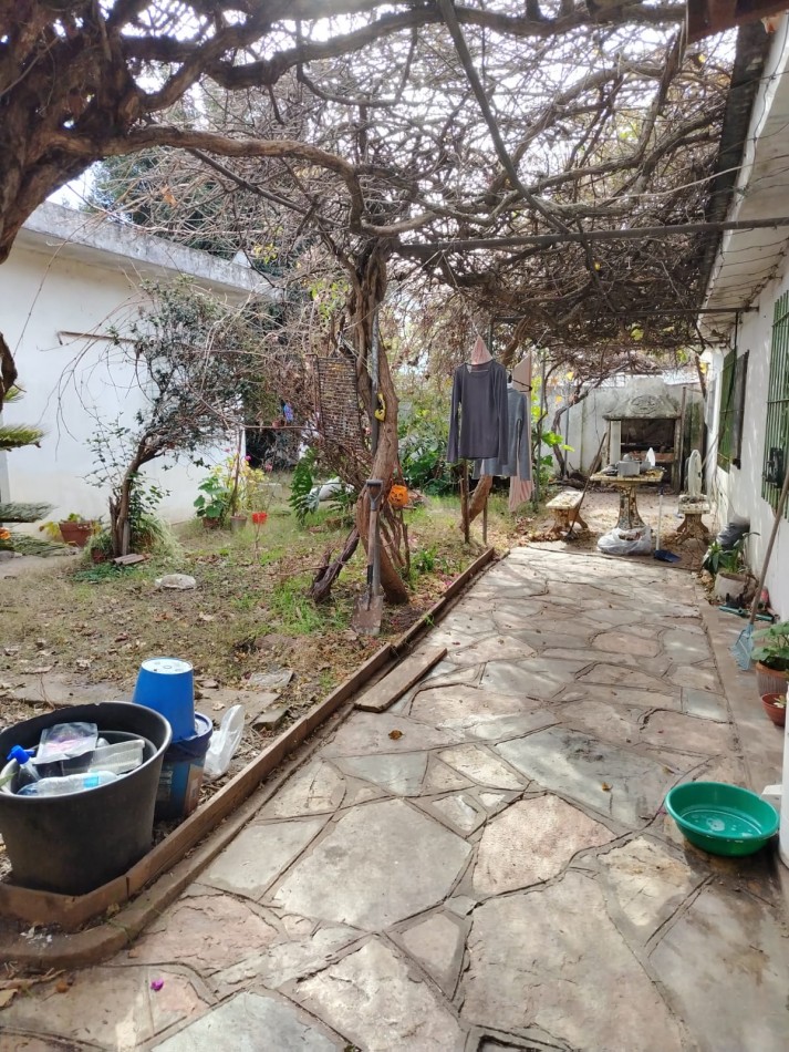 CASA CON DEPARTAMENTO SOBRE AV. PERON - APTA CREDITO