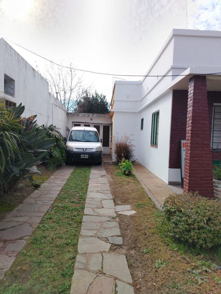 CASA CON DEPARTAMENTO SOBRE AV. PERON - APTA CREDITO