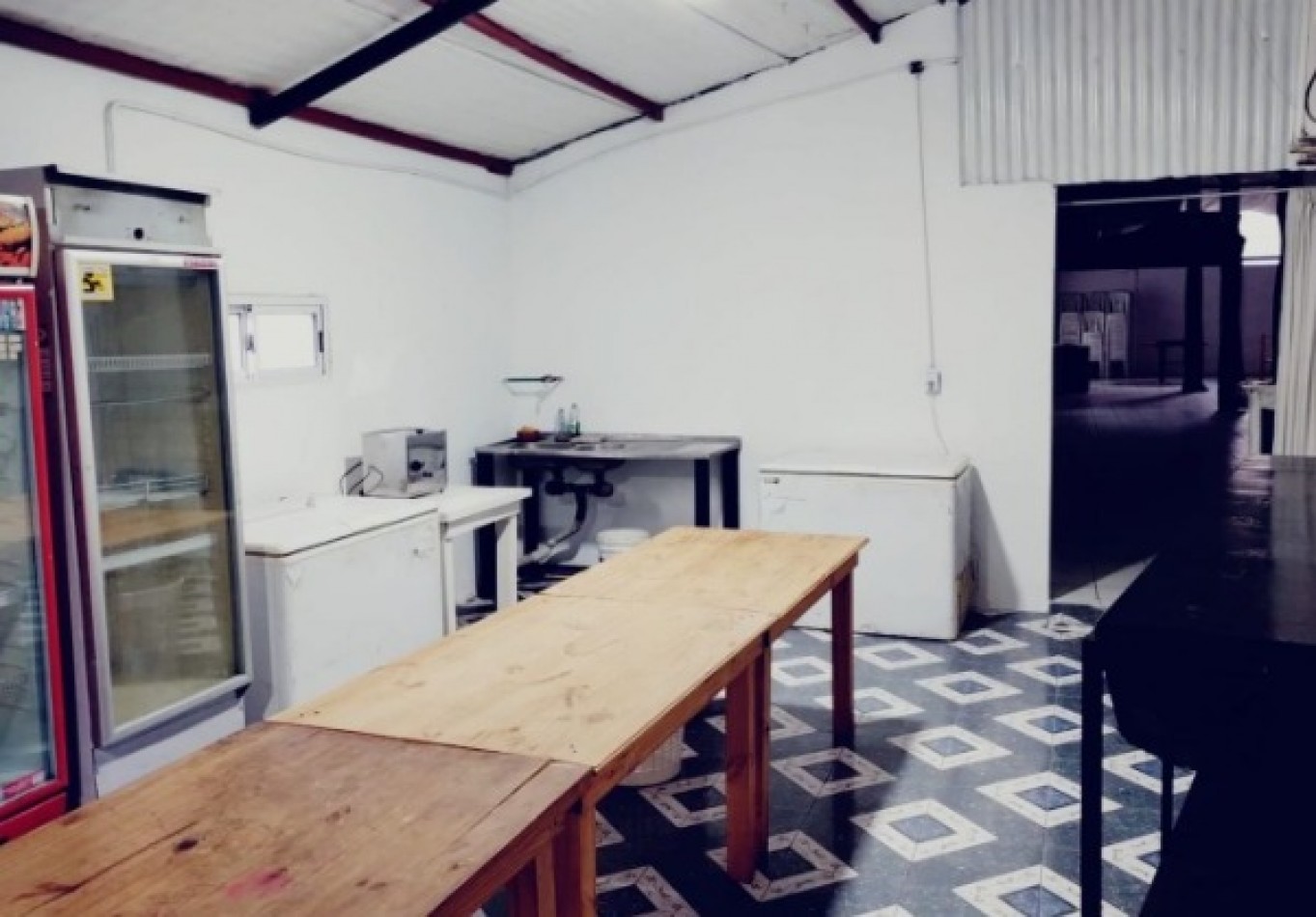 LOCAL CON VIVIENDA Y PILETA 