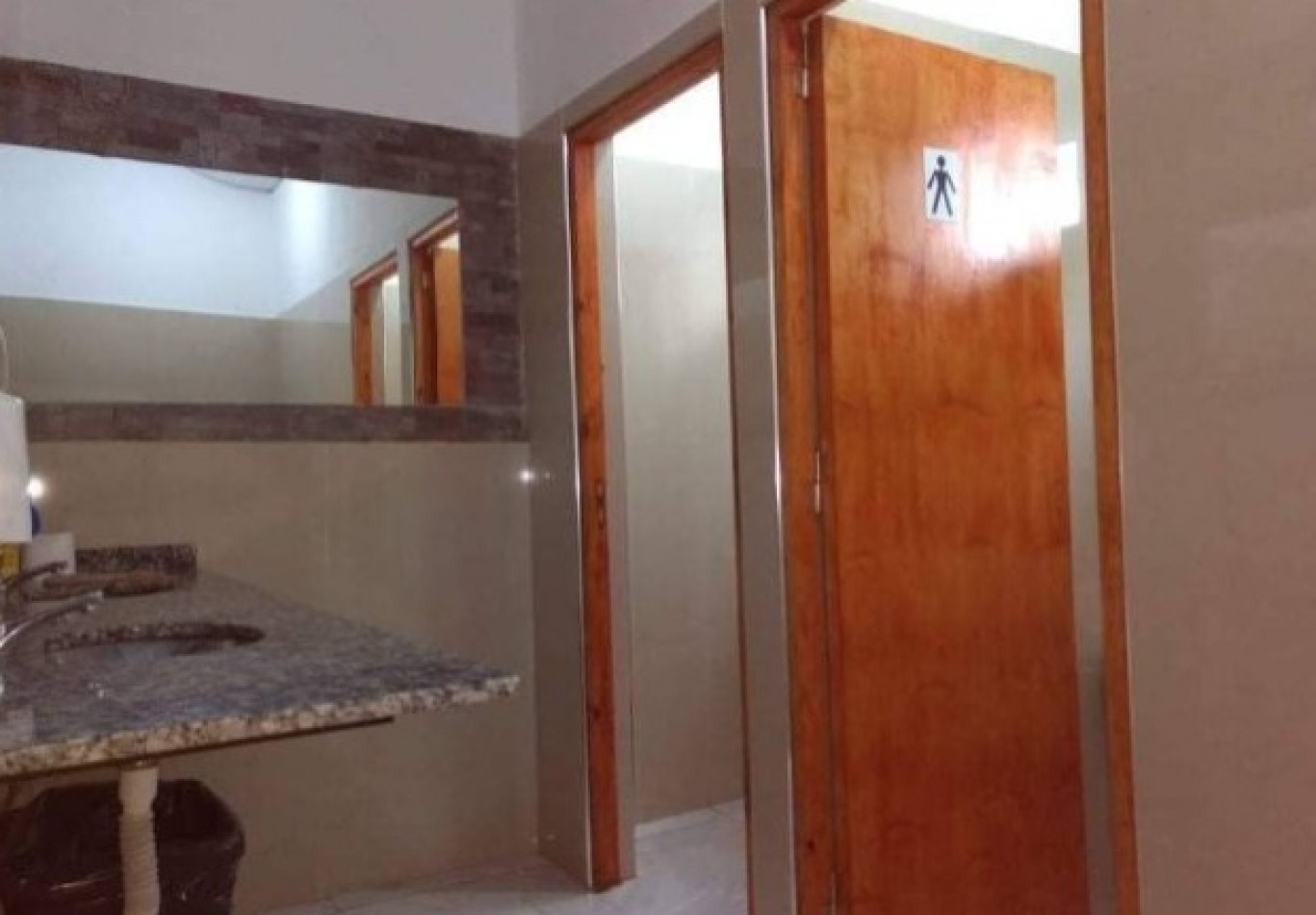 LOCAL CON VIVIENDA Y PILETA 