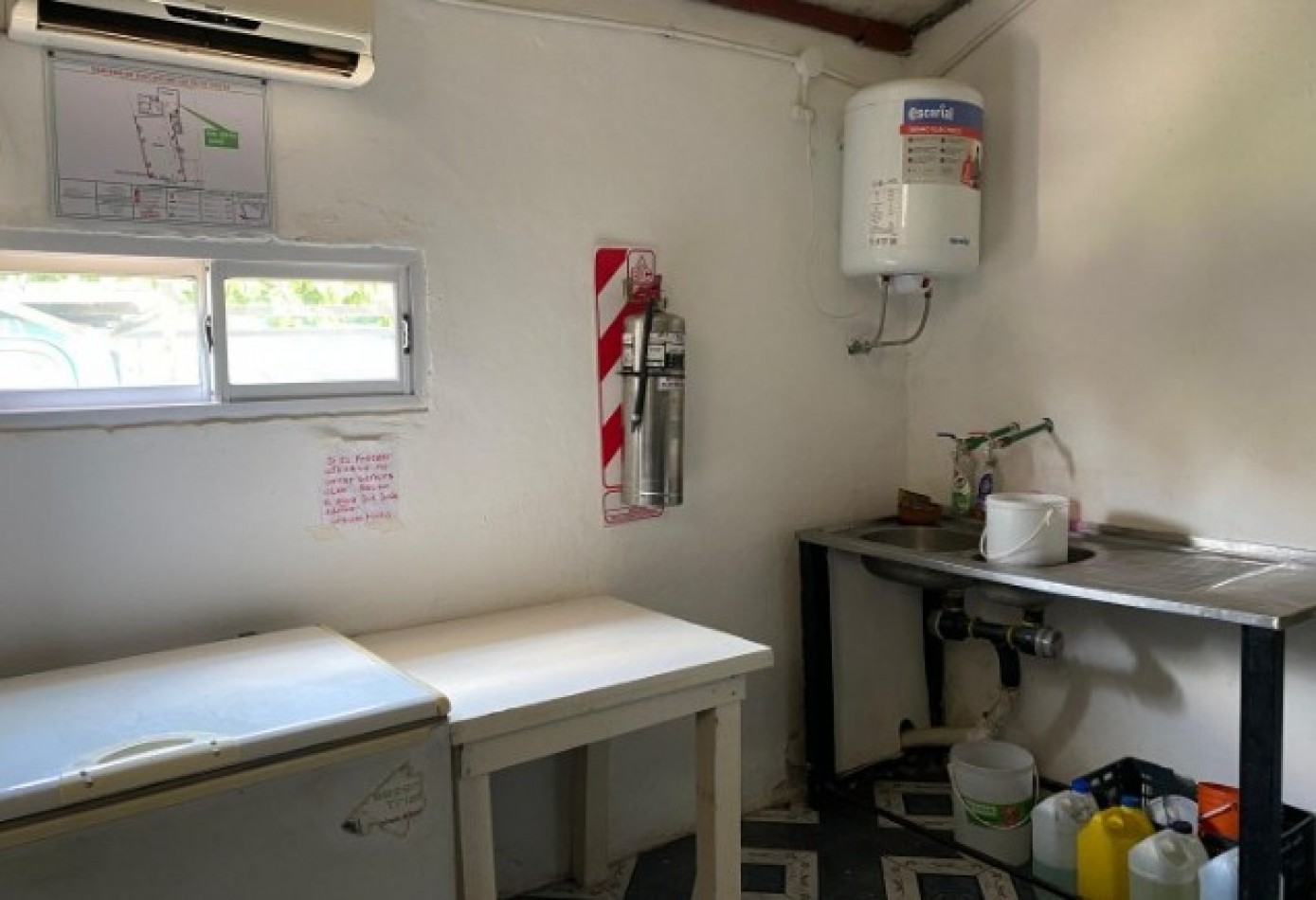 LOCAL CON VIVIENDA Y PILETA 