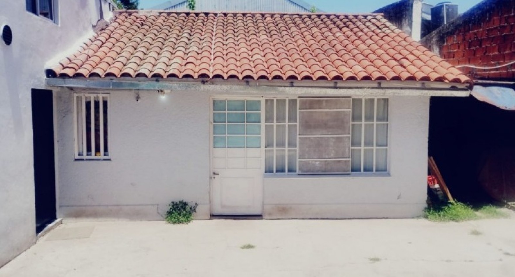 LOCAL CON VIVIENDA Y PILETA 