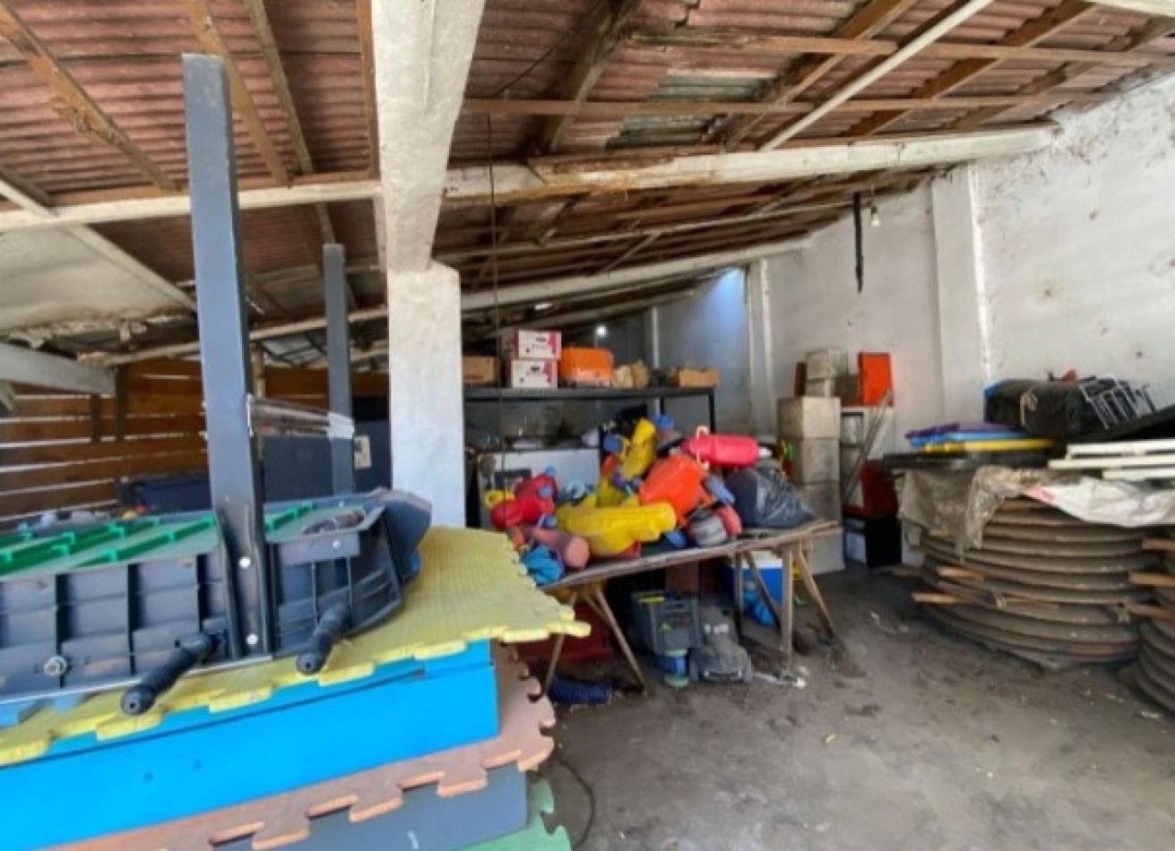LOCAL CON VIVIENDA Y PILETA 