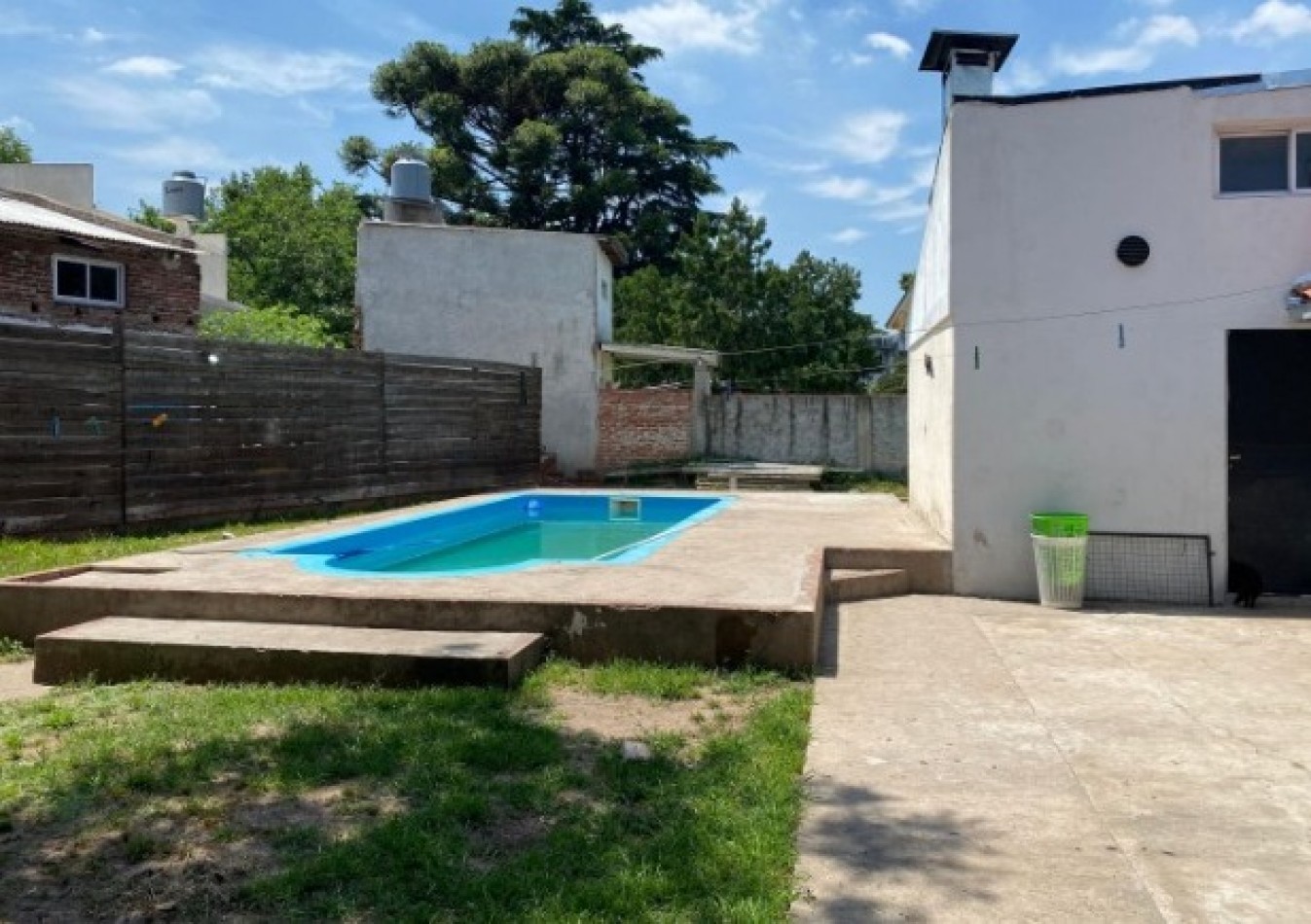 LOCAL CON VIVIENDA Y PILETA 