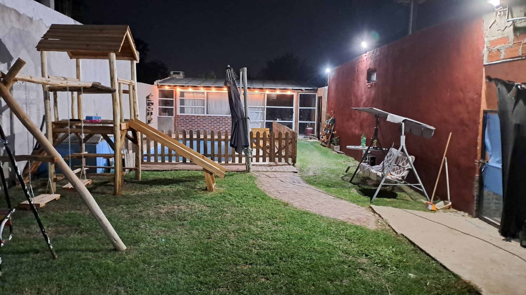 CASA  CON LOTE QUINCHO Y PILETA EN BARRIO CON PORTON