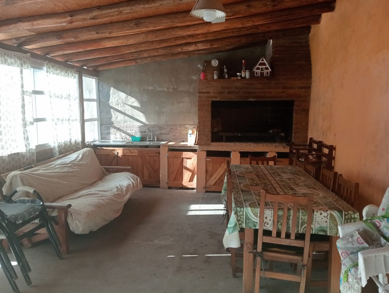 CASA  CON LOTE QUINCHO Y PILETA EN BARRIO CON PORTON