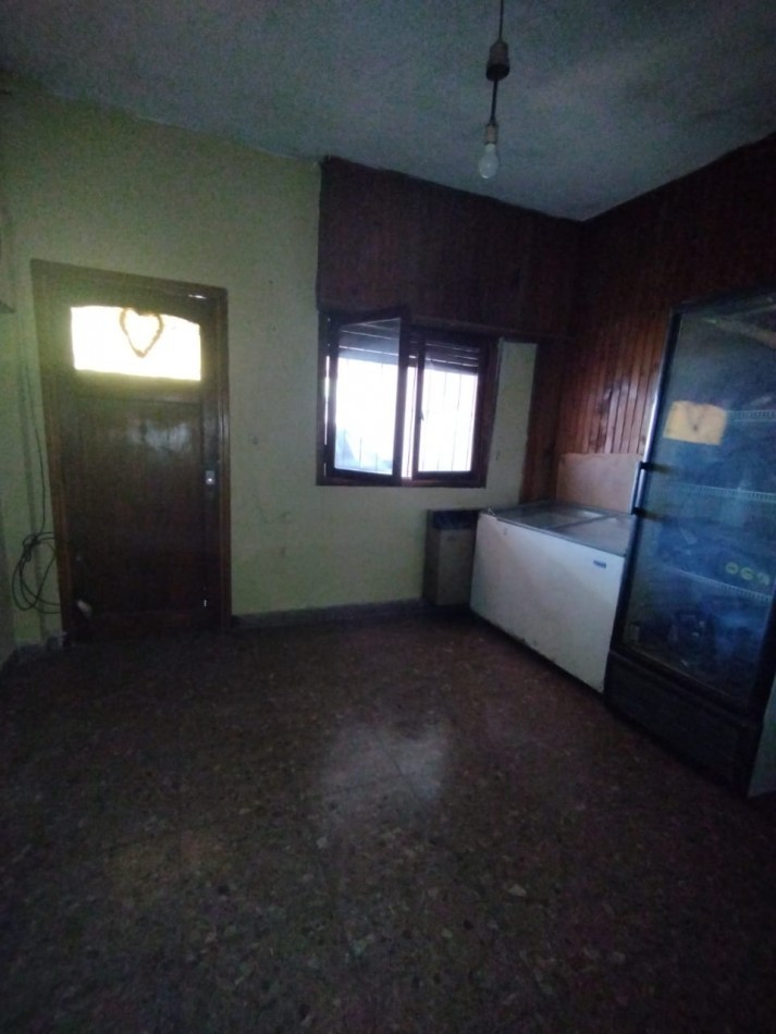 CASA CON LOCAL