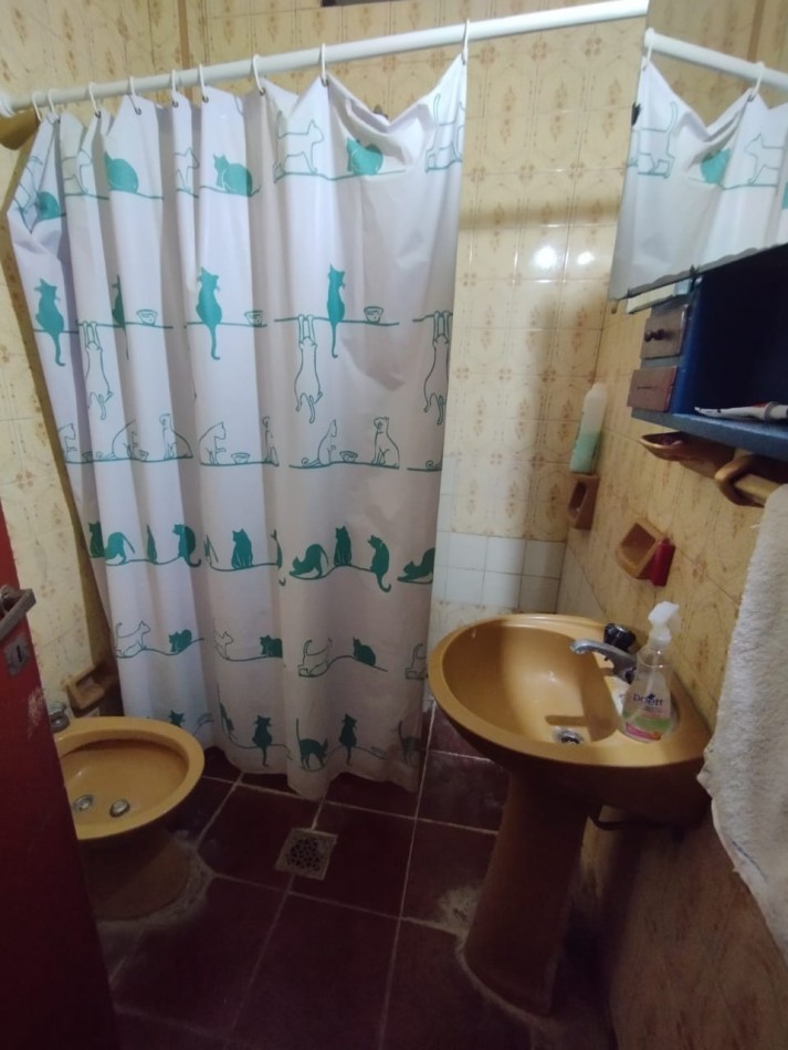 CASA CON LOCAL