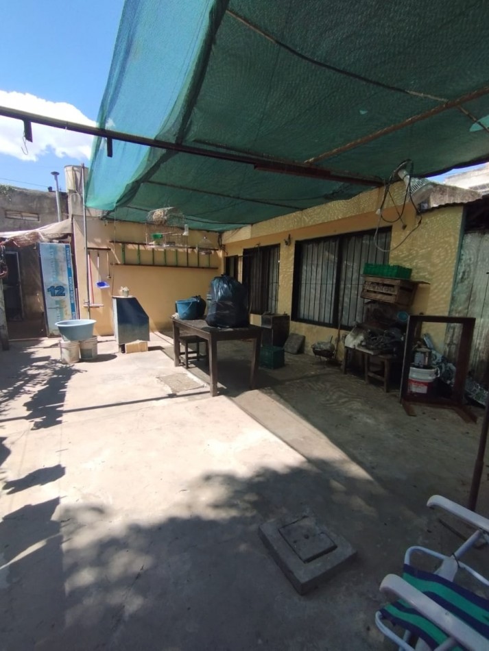 CASA CON LOCAL